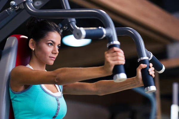 Entrenamiento de mujer en la máquina de ejercicios — Foto de Stock