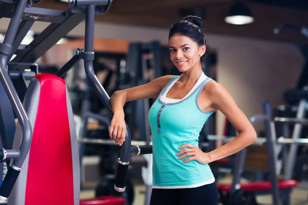 Mujer de pie en el gimnasio — Foto de Stock