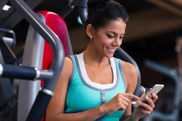 Dama fitness korzystanie smartphone — Zdjęcie stockowe