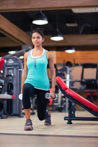 Vrouw training met halters in fitness gym — Stockfoto