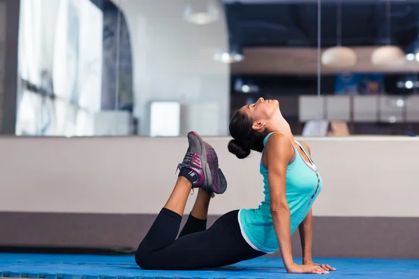 Femeie întinsă în sala de gimnastică — Fotografie, imagine de stoc