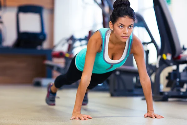 Vrouw doet push ups in gym — Stockfoto