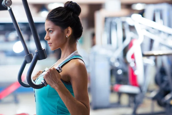 Vrouw workout op oefeningen machin — Stockfoto