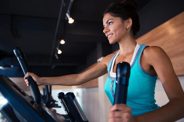 Donna allenamento sulla macchina esercizi — Foto Stock