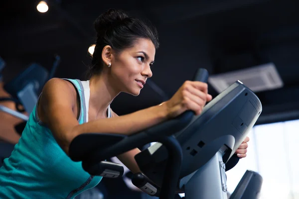 Entrenamiento de mujer en la máquina de ejercicios —  Fotos de Stock