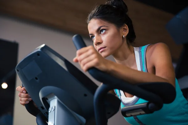 Vrouw training in de fitnessruimte — Stockfoto