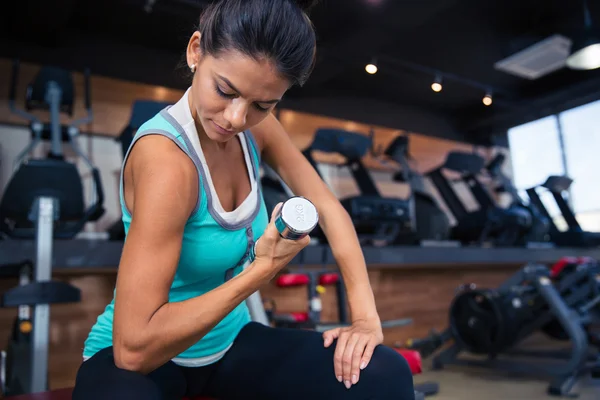 Girl workout with dumbbell on the bench — Stock Photo, Image