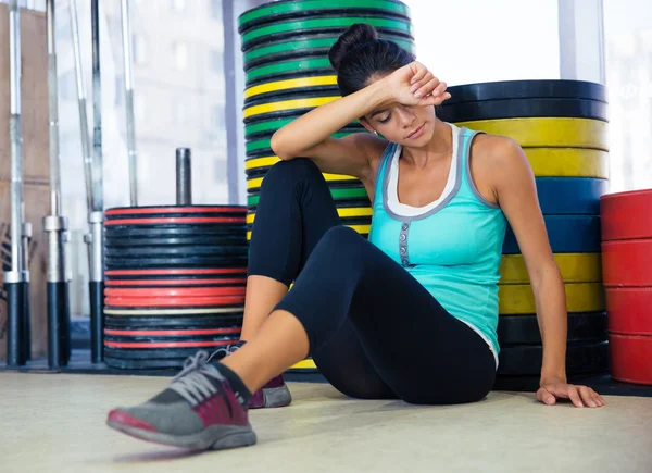 Sport vrouw rusten in de vloer — Stockfoto