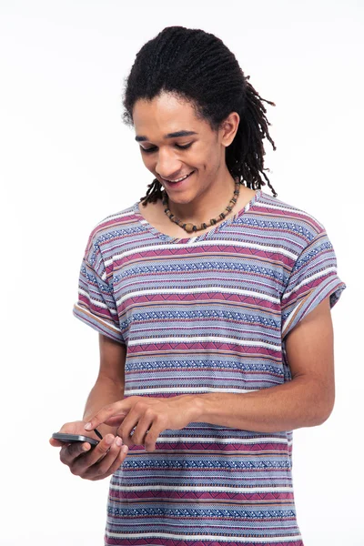 Hombre africano feliz usando teléfono inteligente —  Fotos de Stock