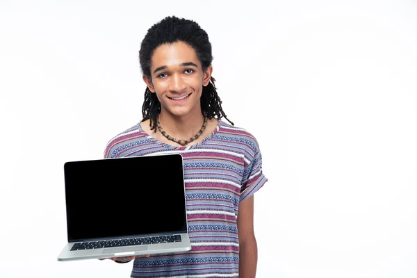 Afro americano homem mostrando tela de laptop em branco — Fotografia de Stock