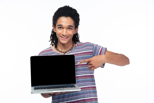Afro-Amerikaanse man wijzende vinger op lege laptop scherm — Stockfoto