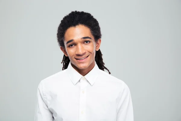 Portret van een glimlachende jonge afro Amerikaanse zakenman — Stockfoto