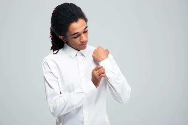 Afro Amerikaanse zakenman buttoning zijn shirt — Stockfoto