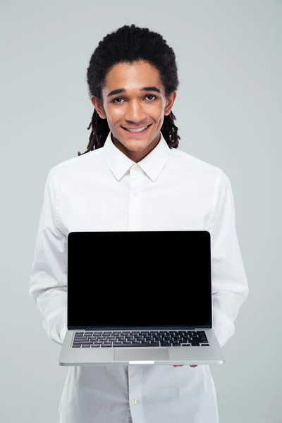 Afro Amerikaanse zakenman weergegeven: lege laptop — Stockfoto