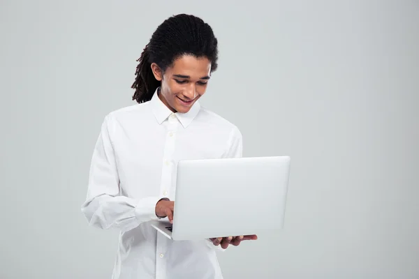 Empresário afro-americano feliz usando laptop — Fotografia de Stock