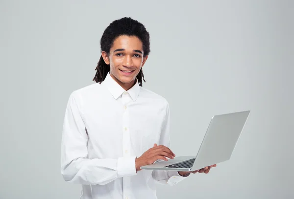 Afro Amerikaanse zakenman met behulp van laptop — Stockfoto