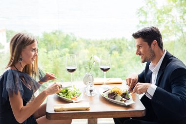 Mutlu çift Öğle Yemeği