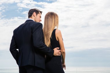 Görünüm portre romantik çift sarılma, geri