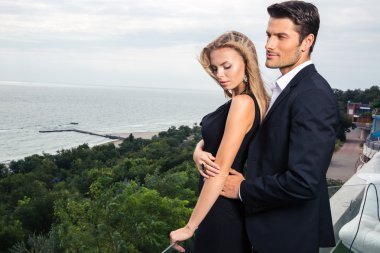 Dışarıda duran bir çift.