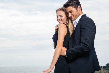 Dışarıda duran bir çift.