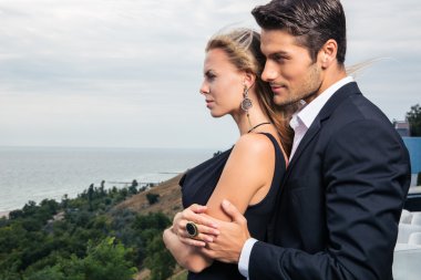 Dışarıda duran bir çift.