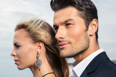 Dışarıda duran bir çift.