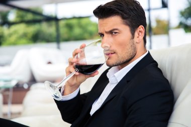 Restoranda şarap içme adam