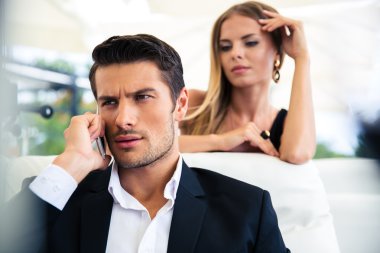 Restoranda telefonda konuşan işadamı