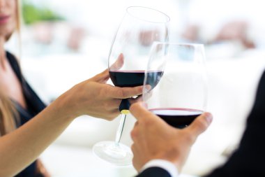 Restoranda şarap içen çift