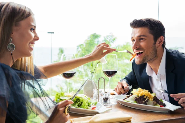 Casal almoçando no restaurante — Fotografia de Stock