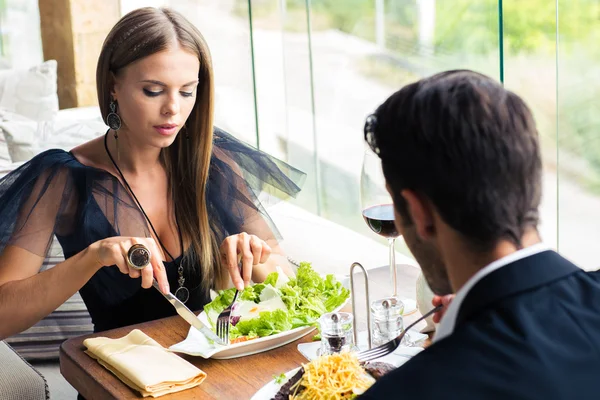 Par äta i restaurang — Stockfoto