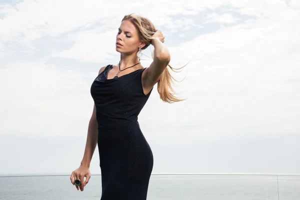 काले पोशाक में एक सुंदर महिला का चित्र — स्टॉक फ़ोटो, इमेज