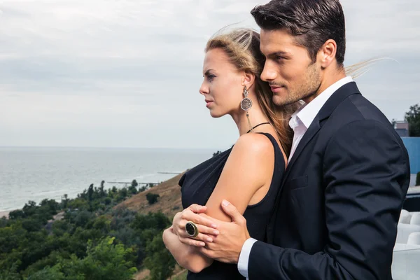 Dışarıda duran bir çift.