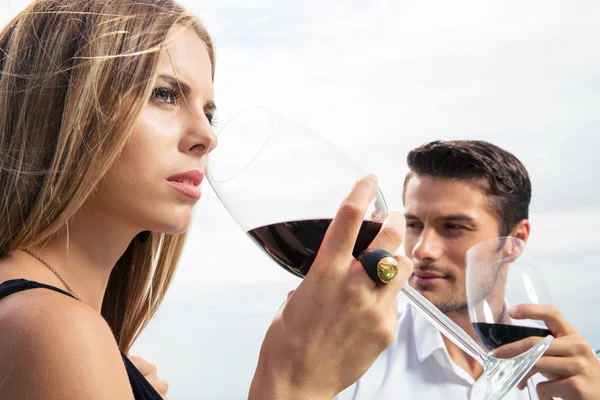 Couple drinking wine — Stock Photo, Image