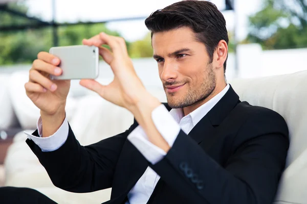 Empresario haciendo foto selfie en smartphone — Foto de Stock