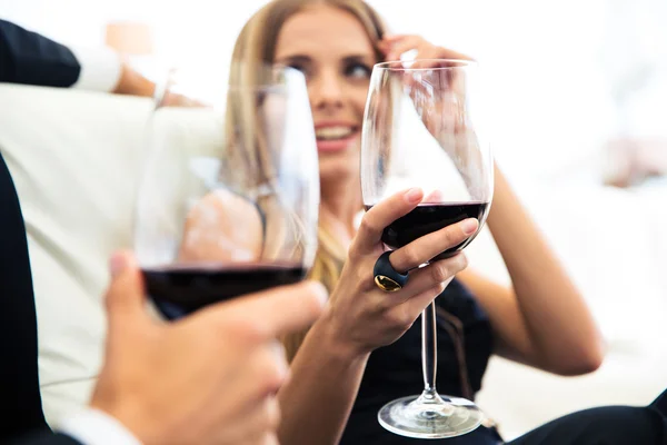 Casal bebendo vinho tinto no restaurante — Fotografia de Stock