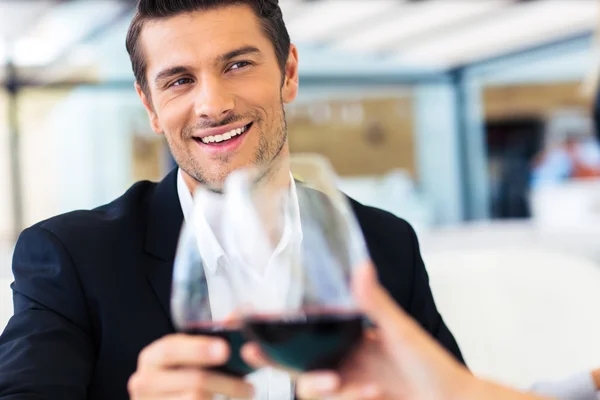 Человек пьет вино в ресторане — стоковое фото
