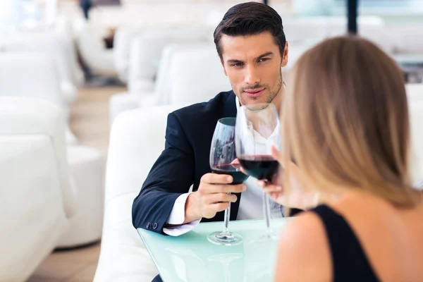 Пара пьющих красное вино в ресторане — стоковое фото