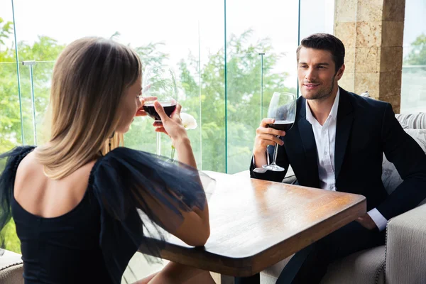 Kadın ve kendine güvenen adam kırmızı şarap içme — Stok fotoğraf