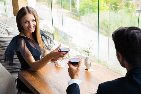 Restoranda şarap içen çift