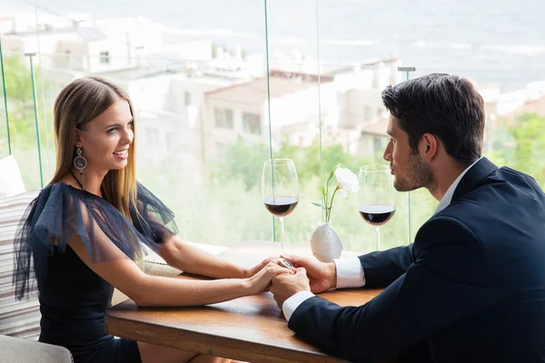 Coppia che ha appuntamento nel ristorante — Foto Stock