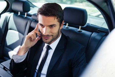 Arabada telefonla konuşan işadamı
