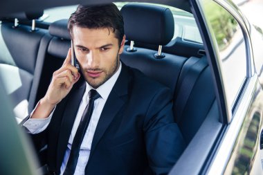 Arabada telefonla konuşan işadamı