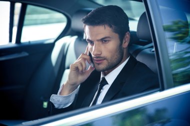 Arabada telefonla konuşan işadamı