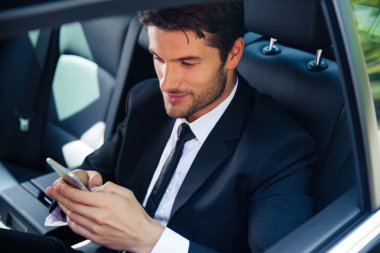 Arabaya Smartphone kullanarak iş adamı