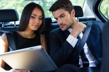 Arabaya tablet bilgisayar kullanarak çift