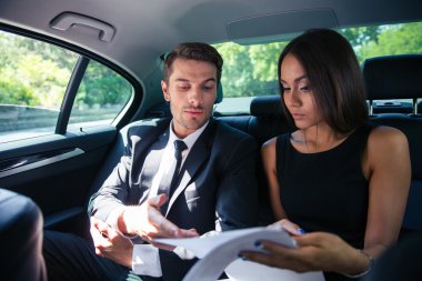 Çift okuma belgeleri arabada