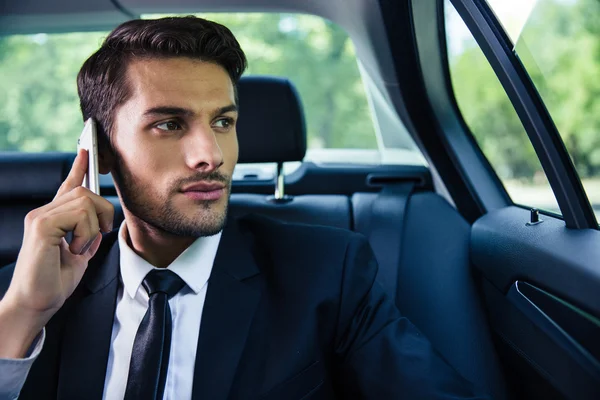 Affärsman som talar i telefon i bilen — Stockfoto