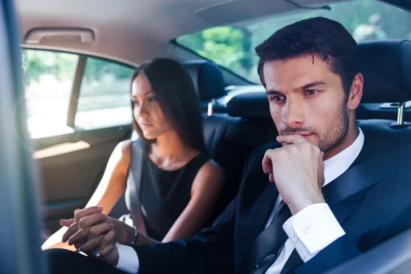 Pareja montando en coche juntos —  Fotos de Stock