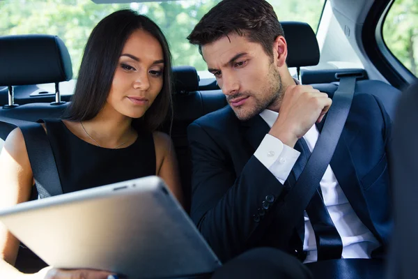 Ehepaar nutzt Tablet-Computer im Auto — Stockfoto